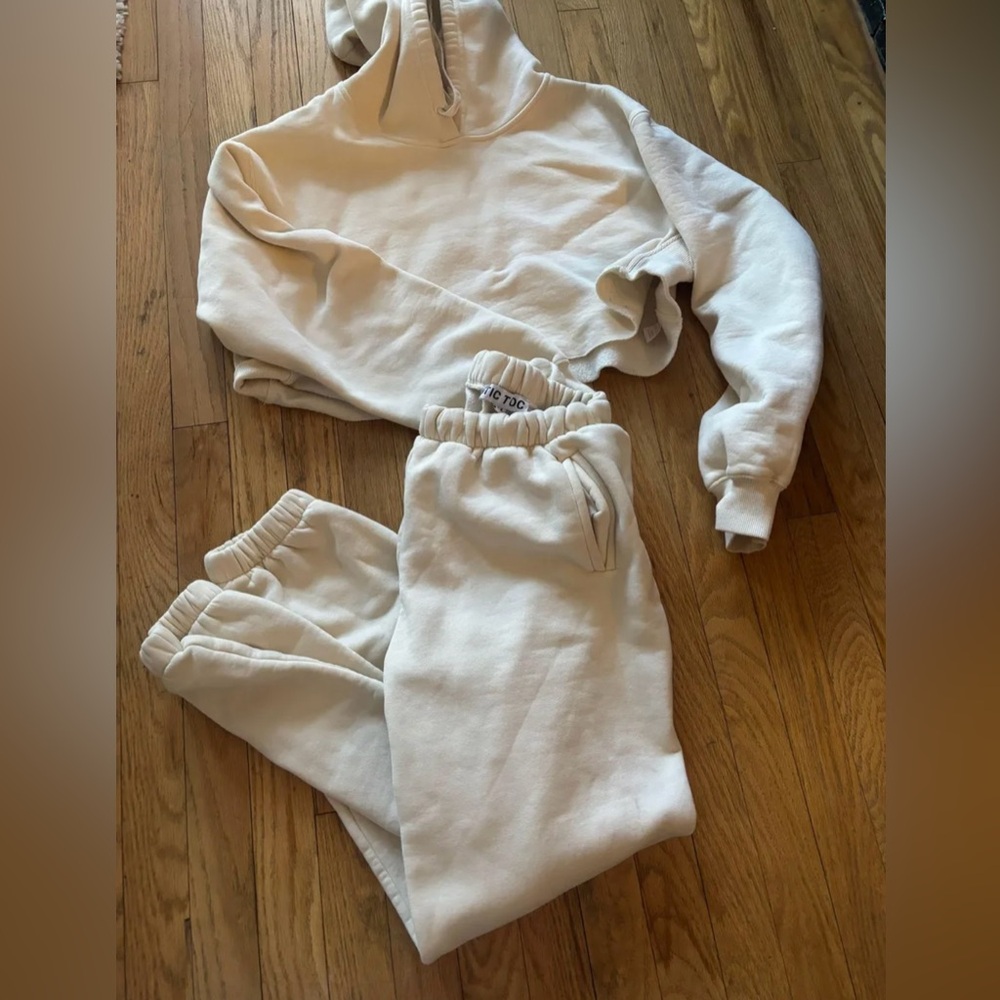 Tic toc sweat set! Super cute and comfy